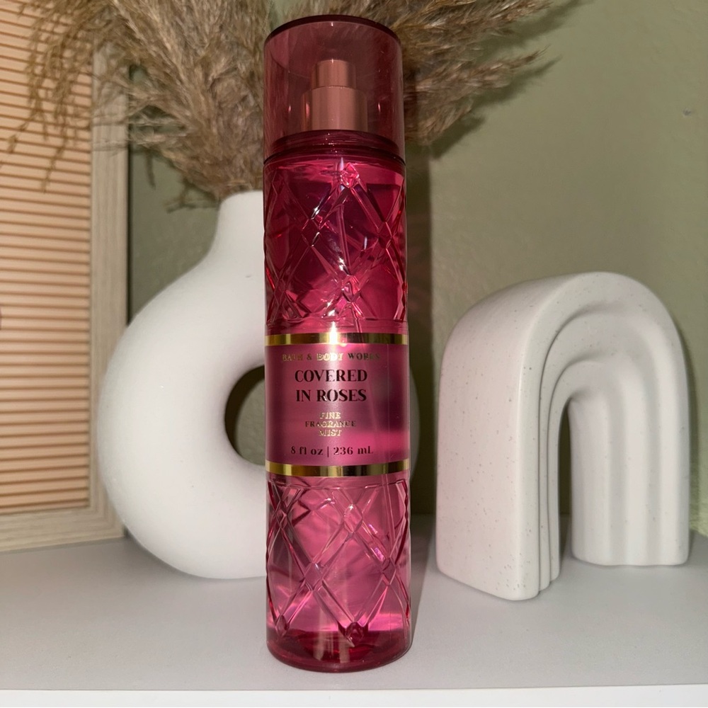 NWT Covered in Roses Fine Fragr Mist ✨